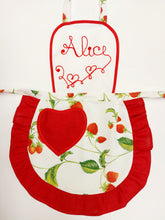 Carica l'immagine nel visualizzatore di Gallery, Grembiule bambina 2/6 anni FRAGOLE personalizzato con nome,100% cotone ,Made in Italy