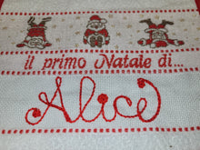 Carica l'immagine nel visualizzatore di Gallery, Bavaglino "Il primo Natale" con NOME PERSONALIZZATO Made in Italy 🇮🇹