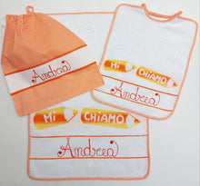 Carica l'immagine nel visualizzatore di Gallery, Set asilo 3 pezzi "Mi chiamo" personalizzato con NOME cotone 100% Made in Italy in 4 colori