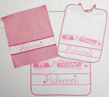 Carica l'immagine nel visualizzatore di Gallery, Set asilo 3 pezzi "Mi chiamo" personalizzato con NOME cotone 100% Made in Italy in 4 colori