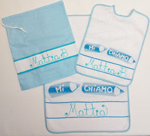 Carica l'immagine nel visualizzatore di Gallery, Set asilo 3 pezzi "Mi chiamo" personalizzato con NOME cotone 100% Made in Italy in 4 colori