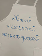Carica l'immagine nel visualizzatore di Gallery, Grembiule unisex personalizzato in cotone 100% IDEA REGALO,disponibile in 5 colori