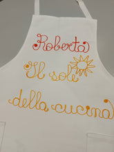 Carica l'immagine nel visualizzatore di Gallery, Grembiule unisex personalizzato in cotone 100% IDEA REGALO,disponibile in 5 colori