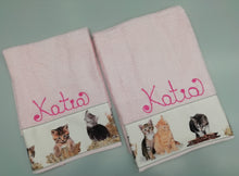 Carica l'immagine nel visualizzatore di Gallery, Asciugamano e ospite CON NOME personalizzato GATTI cotone 100% disponibile in 4 colori