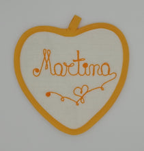 Carica l'immagine nel visualizzatore di Gallery, Presina personalizzata CUORE con ricamo a punto catenella, 3 colori disponibili