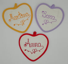 Carica l'immagine nel visualizzatore di Gallery, Presina personalizzata CUORE con ricamo a punto catenella, 3 colori disponibili