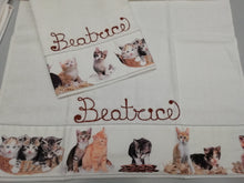 Carica l'immagine nel visualizzatore di Gallery, Asciugamano e ospite CON NOME personalizzato GATTI cotone 100% disponibile in 4 colori